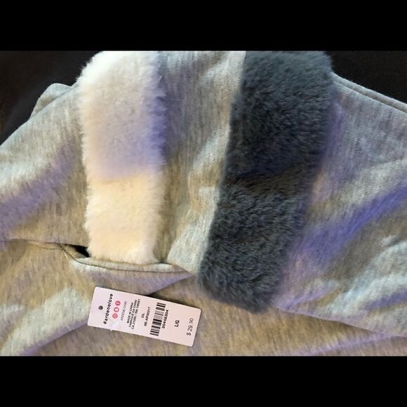NWT Super soft gray and white sweatshirt with fur trim sleeves. - Picture 2 of 3